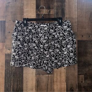 Women’s Sz M LOFT Black and White Floral Shorts NEW
